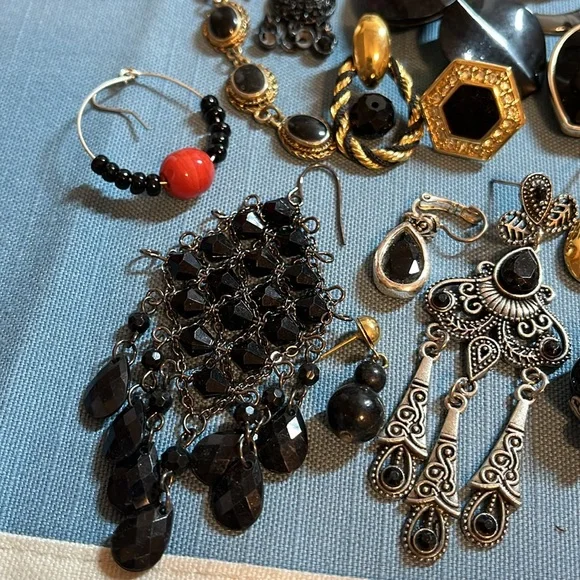 Black single earring lot, vintage to now, 55+ pieces - Picture 3 of 12